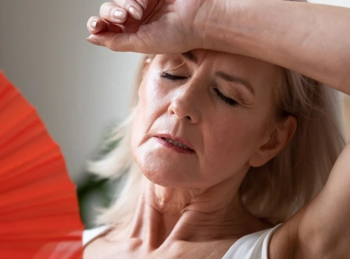 Menopoz ve cilt: Hormonal değişimin estetik yüze yansıması